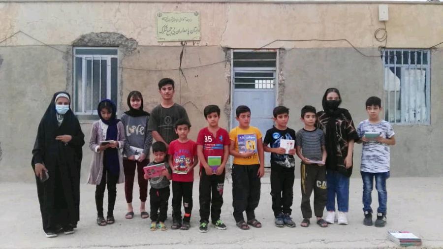 اهدا کتاب به دانش آموزان روستاهای فاقد کتابخانه در برنامه اهدا کتاب اهدای دانایی روستای شکرک