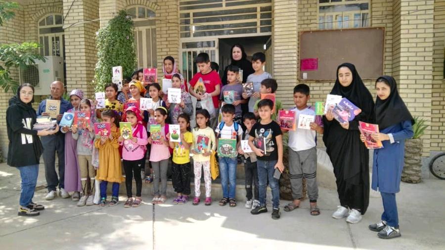 اهدا صد جلد کتاب کودک و نوجوان توسط خانم زهرا حسنی از دوستداران کتاب