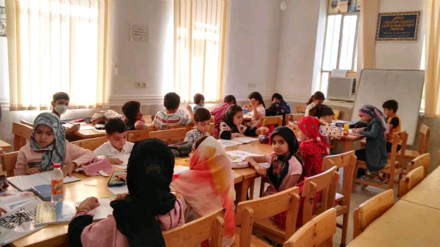 کلاس آموزش زبان انگلیسی در کتابخانه